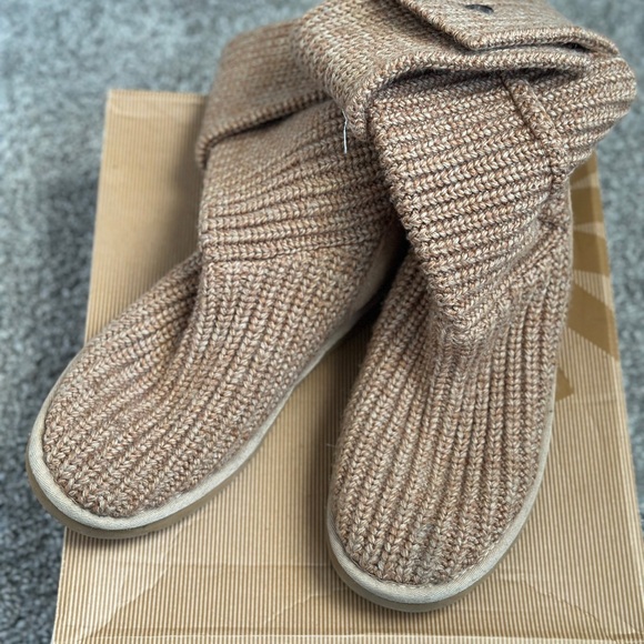 UGG Classic Cardy Button Detailed Yarn Knit Boots | Size 8 - Picture 3 of 4